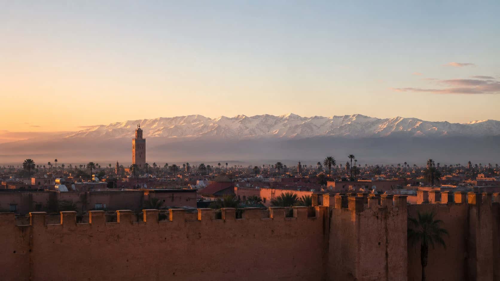 Le mura di Marrakech all'alba, con l'Alto Atlante innevato all'orizzonte