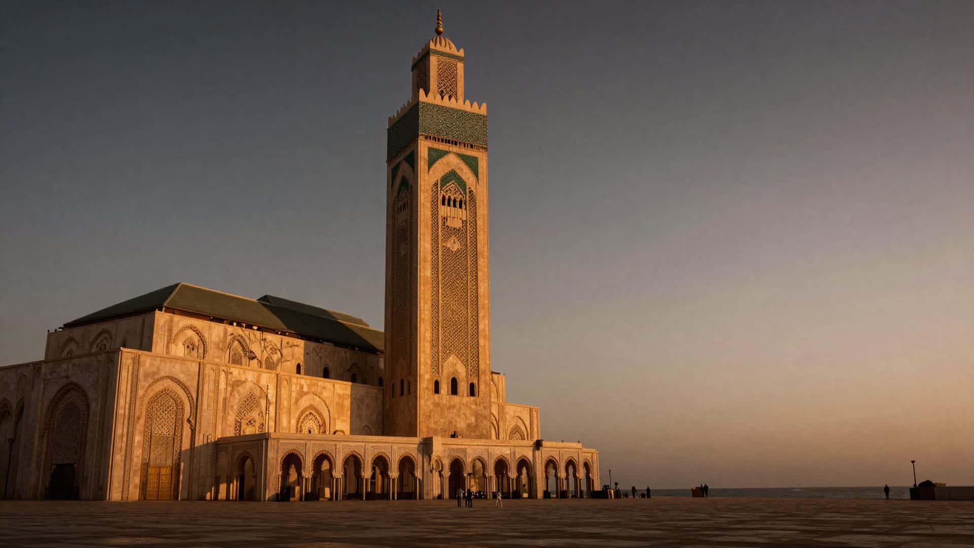 La Moschea Hassan II protesa sull'oceano al tramonto a Casablanca