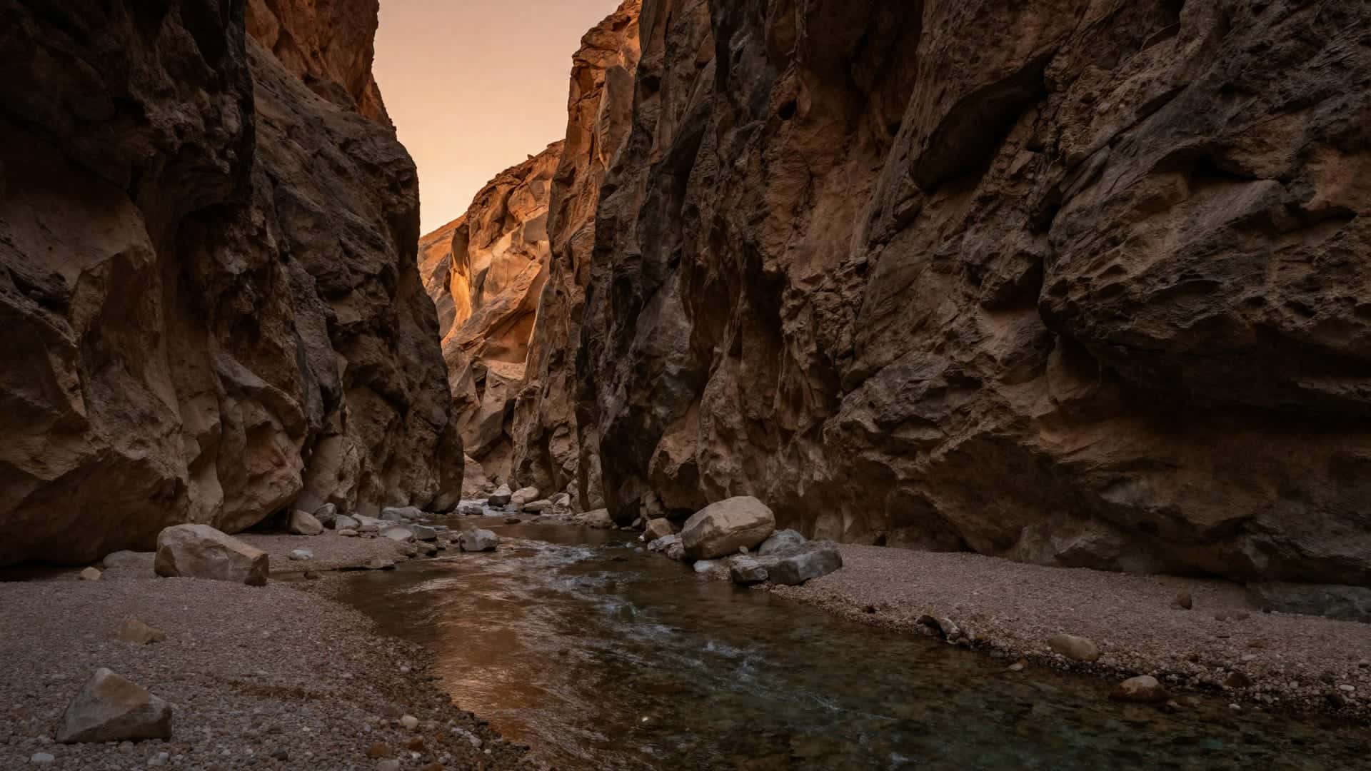 Il fiume del Todra tra le altissime pareti rosse della gola