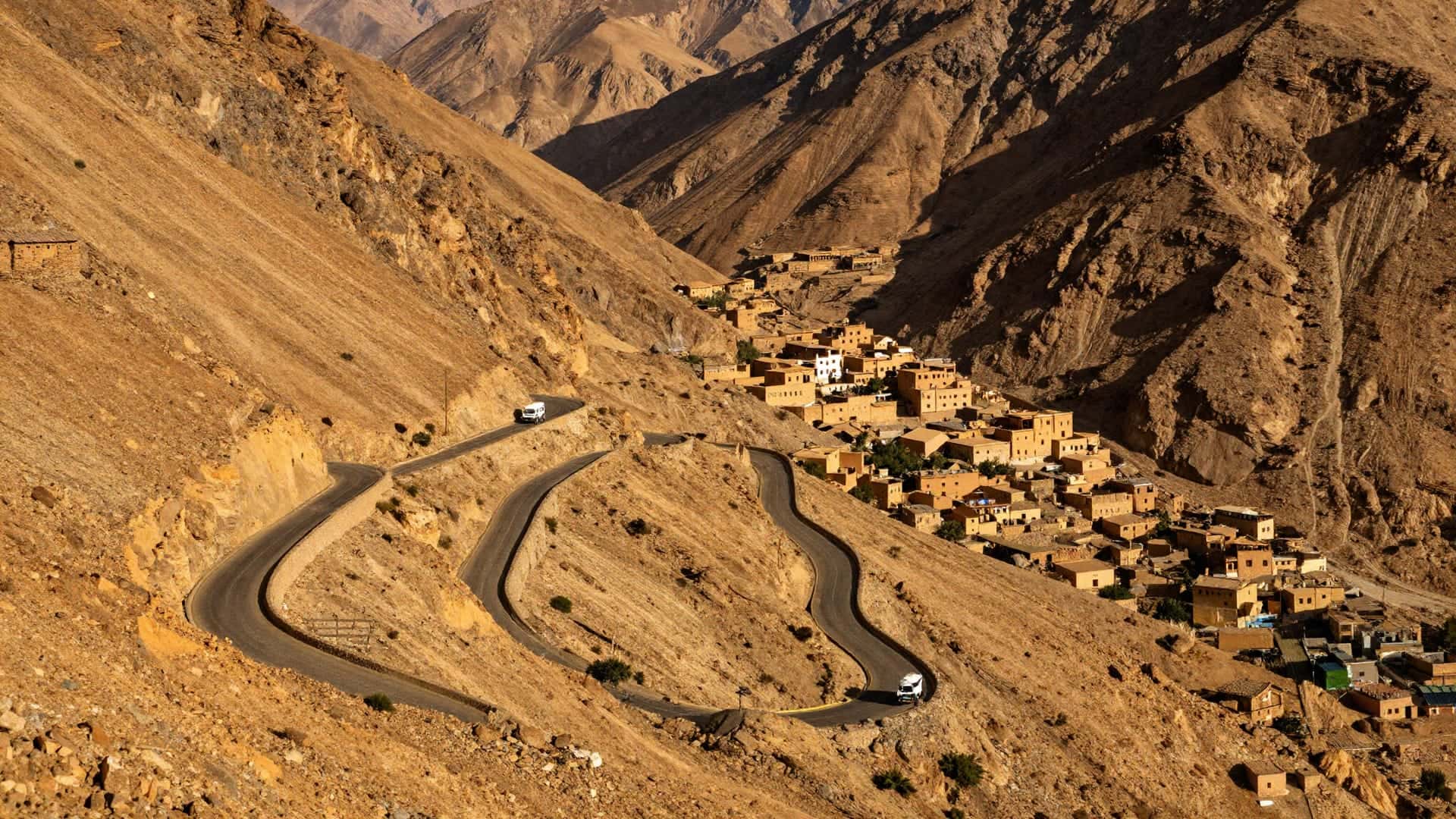 La strada tortuosa del passo Tizi n'Tichka che serpeggia tra i villaggi dell'Alto Atlante